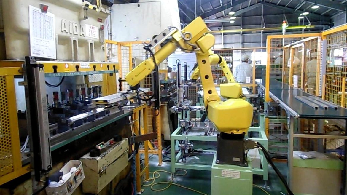 産業用ロボットの企画・設計・製造　アイズロボ株式会社 プレス品ハンドリング