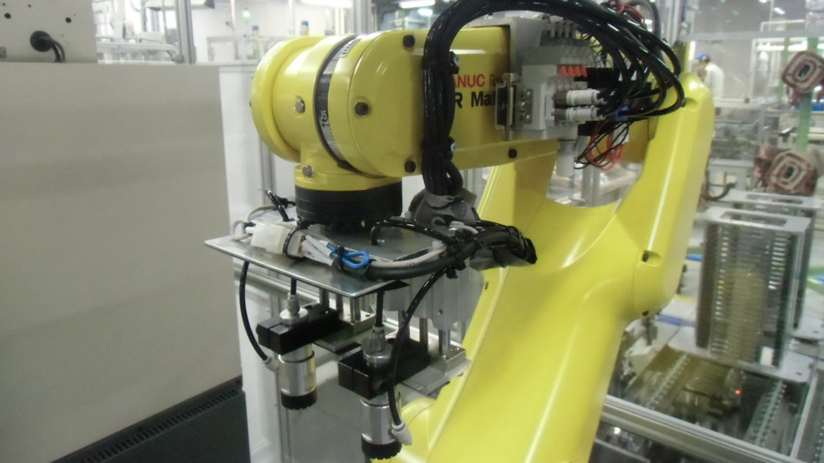 産業用ロボットの企画・設計・製造　アイズロボ株式会社 視覚センサーを使用した部材供給