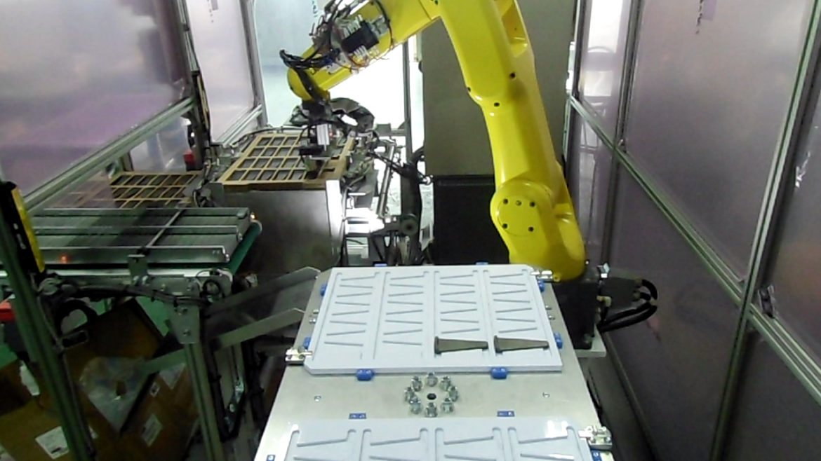 産業用ロボットの企画・設計・製造　アイズロボ株式会社 視覚センサーを使用した部材供給
